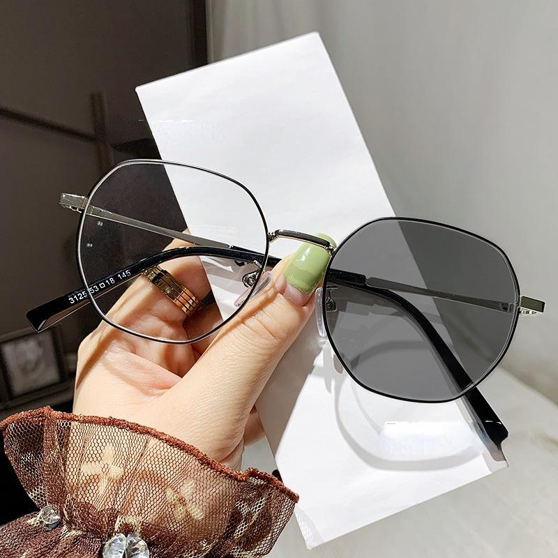 Photochromic Myopia Glasses Neutral Anti Blue Myopia Glasses 0 To -4.0 Minimalist Style Myopia Glasses Finished Product -0.5 серебряный
Photochromic Myopia Glasses Neutral Anti Blue Myopia Glasses 0 To -4.0 Minimalist Style Myopia Glasses Finished Product -0.5 серебряный