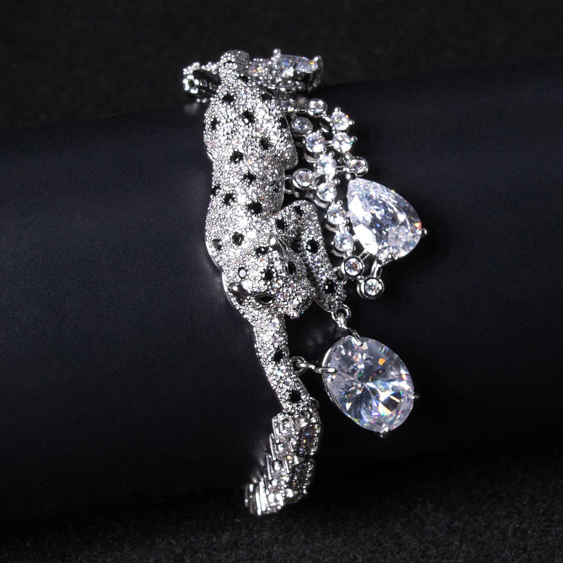 2026 Fall Into The Galaxy Exquisite Cheetah Bracelet Premium Egg Face Bracelet Slightly Inlaid with Diamonds Light Luxury Jewelry 18CM
2026 Fall Into The Galaxy Exquisite Cheetah Bracelet Premium Egg Face Bracelet Slightly Inlaid with Diamonds Light Luxury Jewelry 18CM