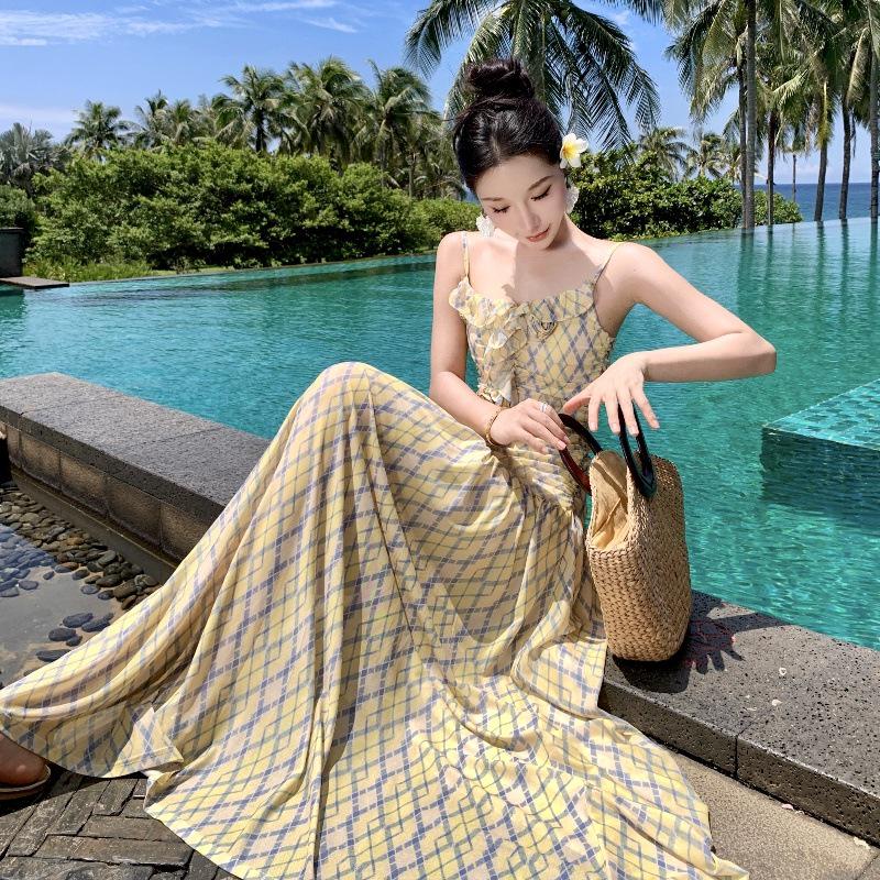 Элегантное платье в клетку с оборками на бретелях Large
Элегантное платье в клетку с оборками на бретелях Large