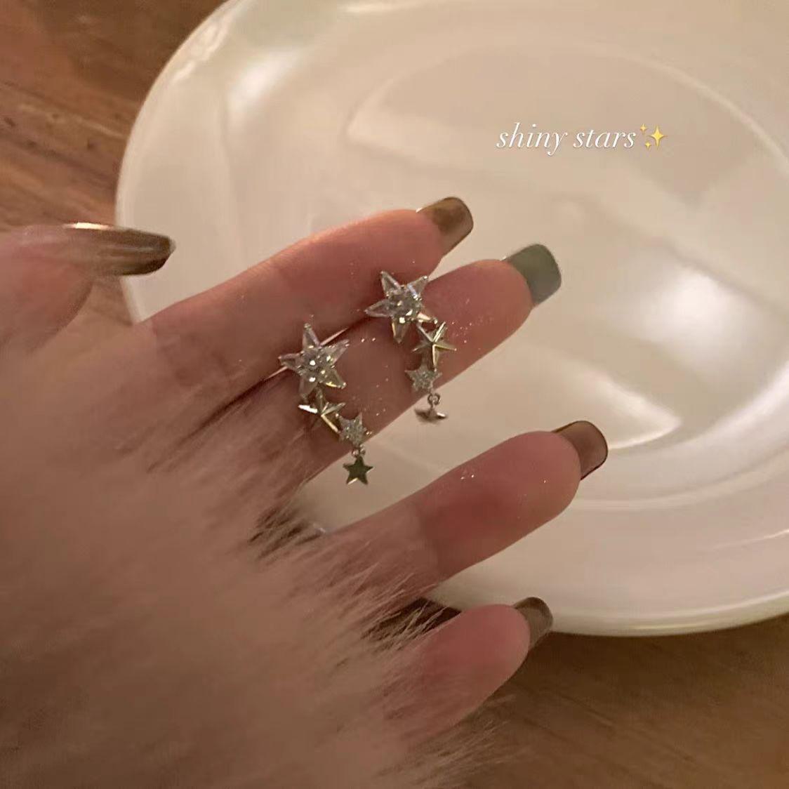 «Звезды, сгустившиеся в реку» — это длинные серьги в форме пятиконечной звезды из высококачественного серебра 925 пробы, инкрустированные бриллиантами. Diamond Star Earrings
«Звезды, сгустившиеся в реку» — это длинные серьги в форме пятиконечной звезды из высококачественного серебра 925 пробы, инкрустированные бриллиантами. Diamond Star Earrings