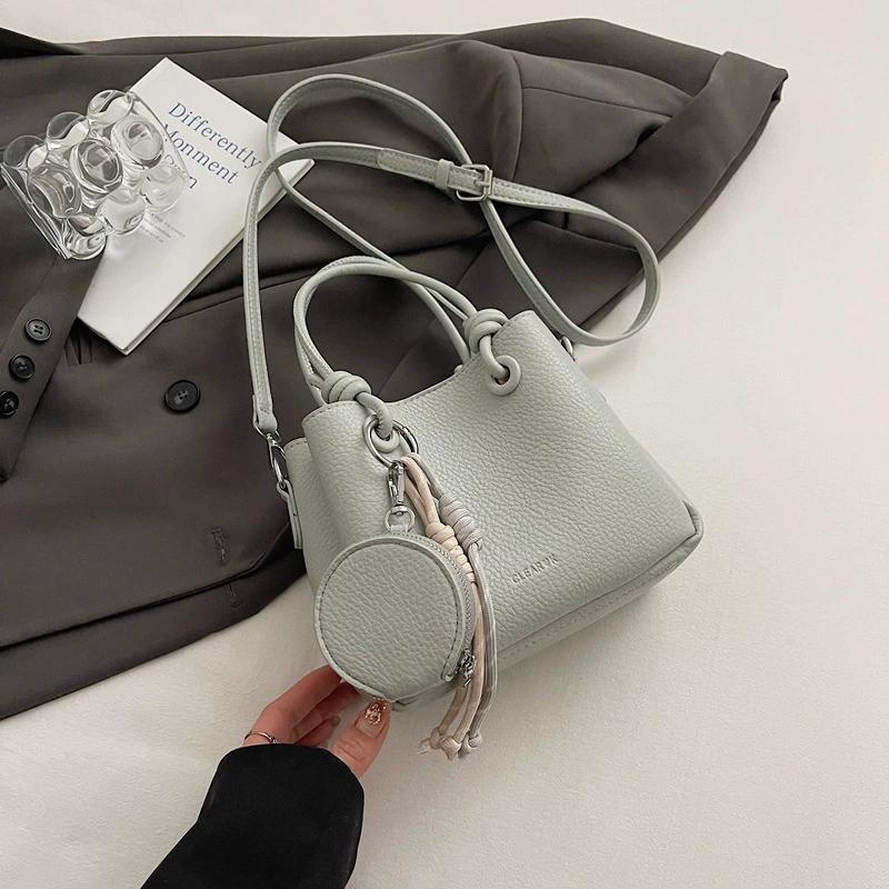 Women s Mini Lychee Texture Bucket Handbag, Top Handle Crossbody Bag with Coin Purse, Knot Design Fashion Tote for Daily світло-синій колір
Women s Mini Lychee Texture Bucket Handbag, Top Handle Crossbody Bag with Coin Purse, Knot Design Fashion Tote for Daily світло-синій колір