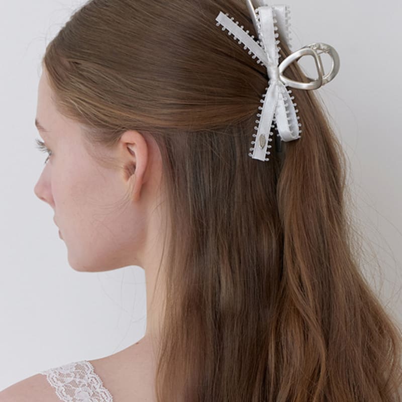 KINDABABY vintage fringe ribbon claw - off white off white
KINDABABY vintage fringe ribbon claw - off white off white