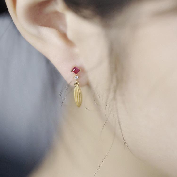 Artistic Almond Design Gold-Plated S925 Sterling Silver Stud Earrings for Women 925 Sterling Silver
Artistic Almond Design Gold-Plated S925 Sterling Silver Stud Earrings for Women 925 Sterling Silver