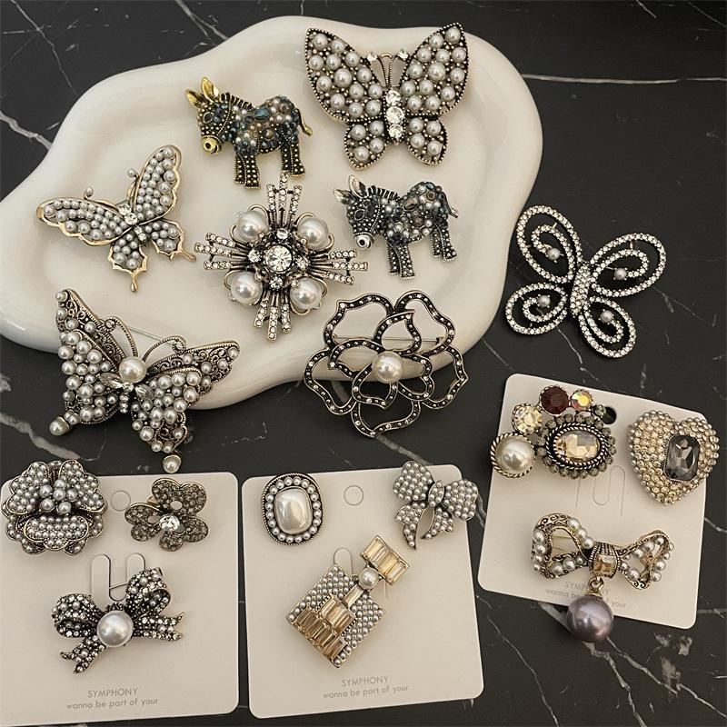 Elegant Women Girls Classic Exquistie Bow Cross Pearl Crytal Brooches Badges Set Fashion Lady Vintage High Quality Jewelry Pins
Elegant Women Girls Classic Exquistie Bow Cross Pearl Crytal Brooches Badges Set Fashion Lady Vintage High Quality Jewelry Pins