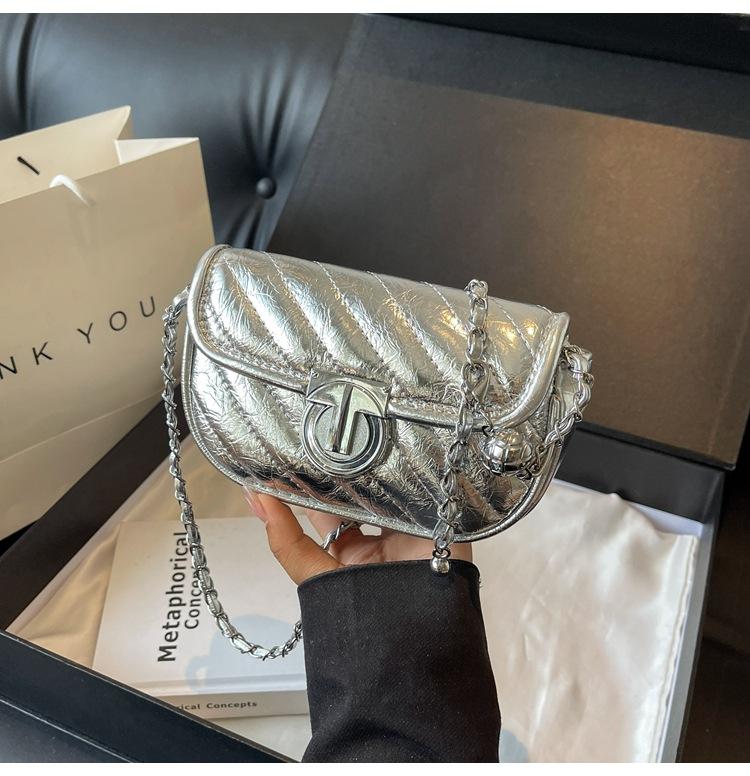 ins premium texture niche bag women s 2025 new Xiaoxiangfeng diamond chain bag simple shoulder messenger bag 17*7*11 серебряный
ins premium texture niche bag women s 2025 new Xiaoxiangfeng diamond chain bag simple shoulder messenger bag 17*7*11 серебряный