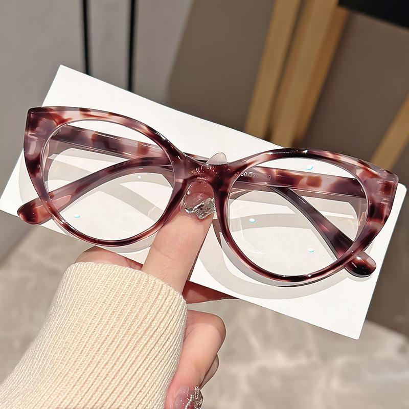 Fashionable and retro small-framed cat-eye anti-blue light glasses, a trendy item, are a flat light lens for street photography
Fashionable and retro small-framed cat-eye anti-blue light glasses, a trendy item, are a flat light lens for street photography