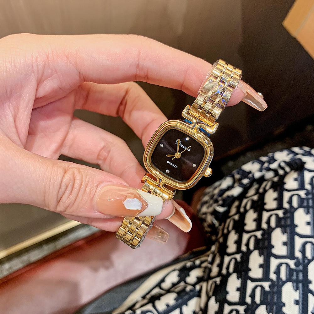 Модные маленькие квадратные часы, элегантные женские часы, браслет из легированной стали, женские часы, простые женские кварцевые часы
Модные маленькие квадратные часы, элегантные женские часы, браслет из легированной стали, женские часы, простые женские кварцевые часы
