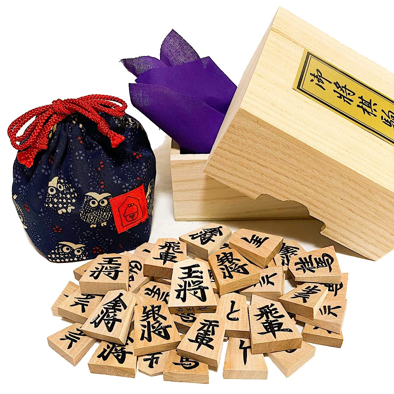 Tendo shogi pieces made by shogi pieces and Suzukado original piece bag Sanno, Ono-ore, medium-carved (owl pattern)
Tendo shogi pieces made by shogi pieces and Suzukado original piece bag Sanno, Ono-ore, medium-carved (owl pattern)