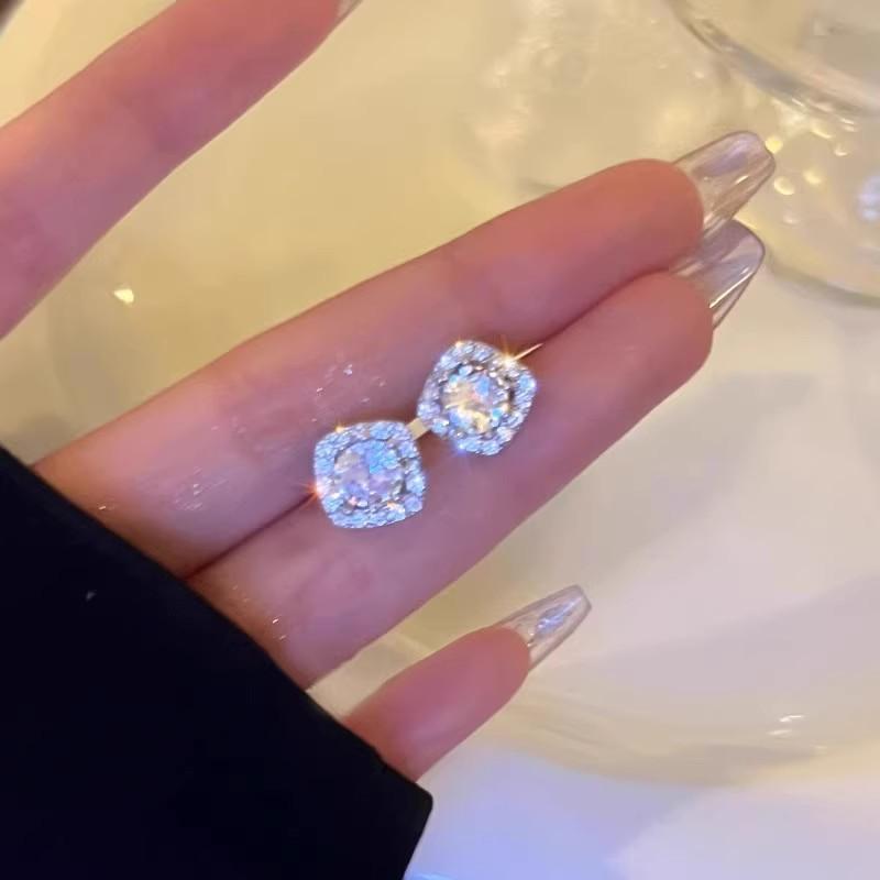 Sterling silver extremely shiny zircon stud earrings, new popular exquisite earrings, women s fashion versatile high-end earrings
Sterling silver extremely shiny zircon stud earrings, new popular exquisite earrings, women s fashion versatile high-end earrings