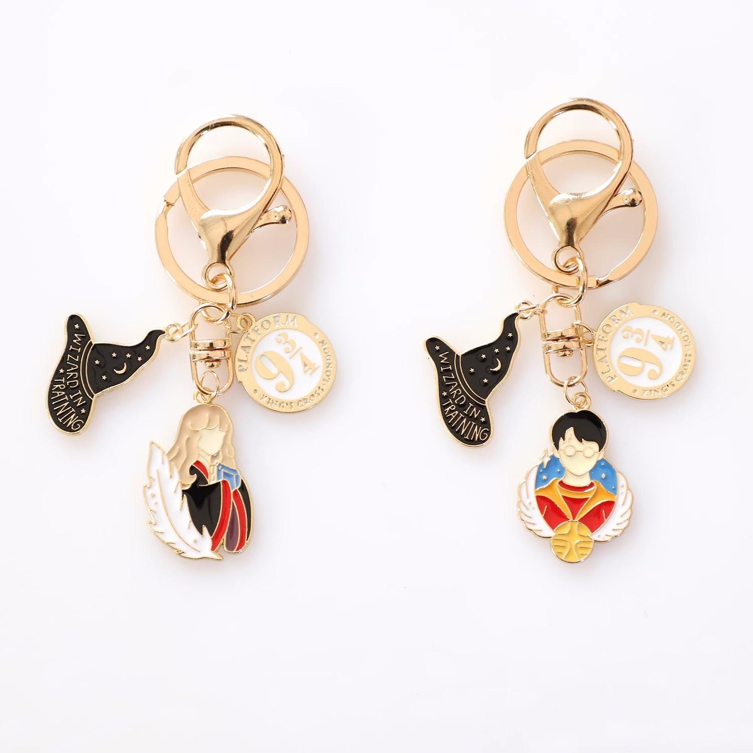 2 шт. Гермиона Стрелин креативный мультяшный брелок кулон пара студент металлическая сумка ювелирные изделия 2pcs
2 шт. Гермиона Стрелин креативный мультяшный брелок кулон пара студент металлическая сумка ювелирные изделия 2pcs