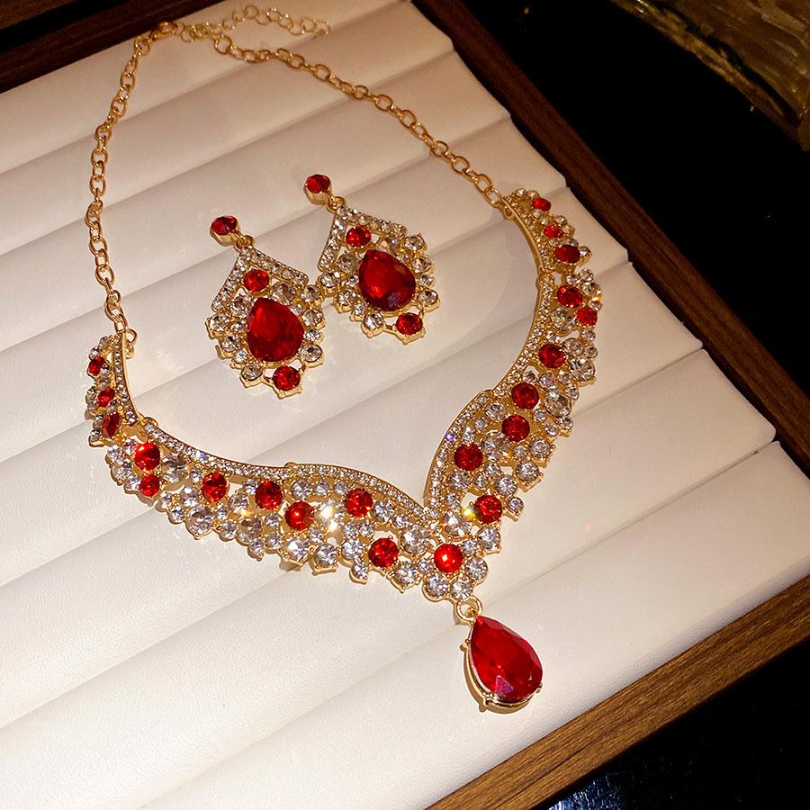 Court-Style Diamond Teardrop Pendant Necklace & Earrings Set: Retro, Exquisite, Versatile, Light-Luxury Fashion
Court-Style Diamond Teardrop Pendant Necklace & Earrings Set: Retro, Exquisite, Versatile, Light-Luxury Fashion