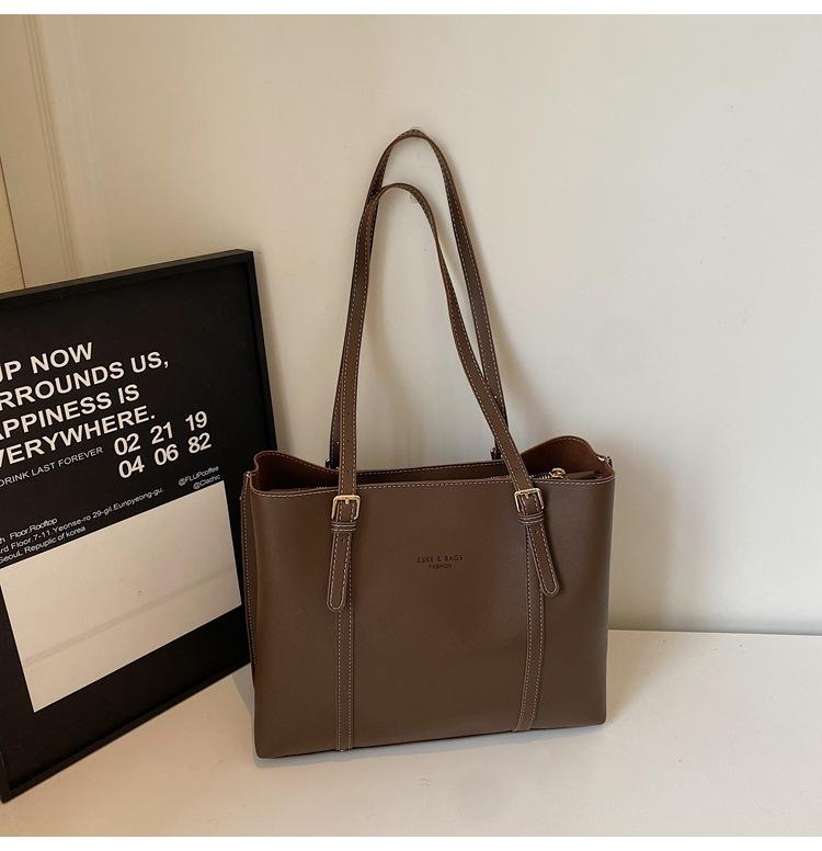 Retro shoulder bag large-capacity bag women s bag 2025 new trendy Korean version versatile texture student portable tote bag
Retro shoulder bag large-capacity bag women s bag 2025 new trendy Korean version versatile texture student portable tote bag