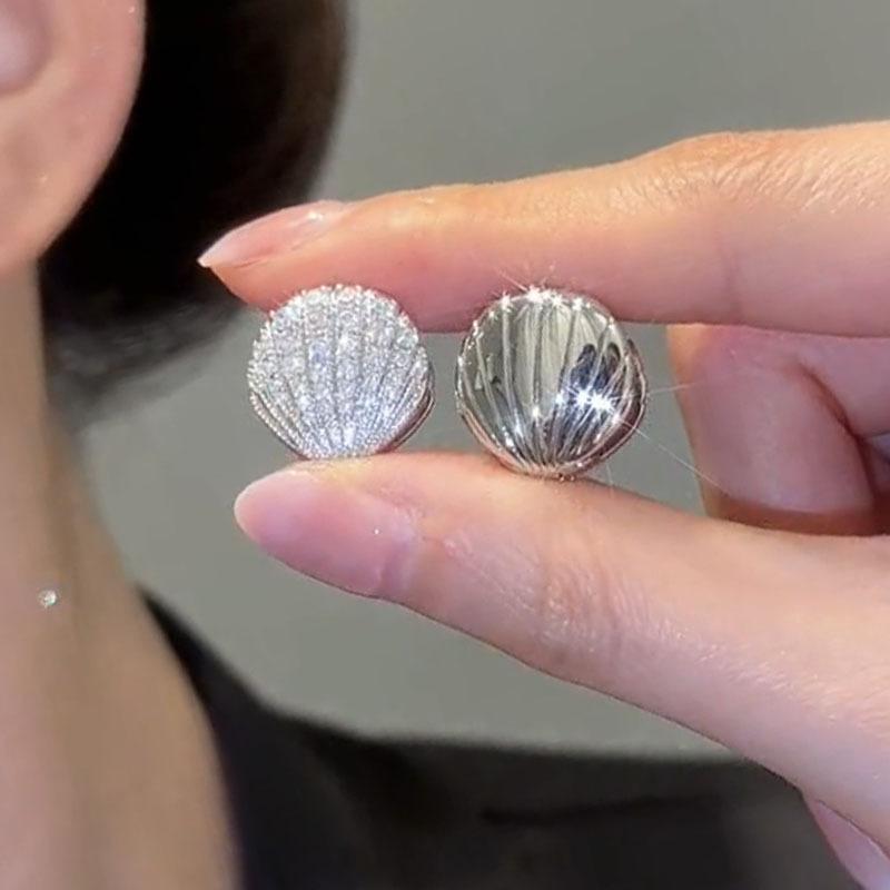 Double-sided shell ear buckle fashion design cold wind earrings light luxury temperament versatile earrings niche high sense
Double-sided shell ear buckle fashion design cold wind earrings light luxury temperament versatile earrings niche high sense