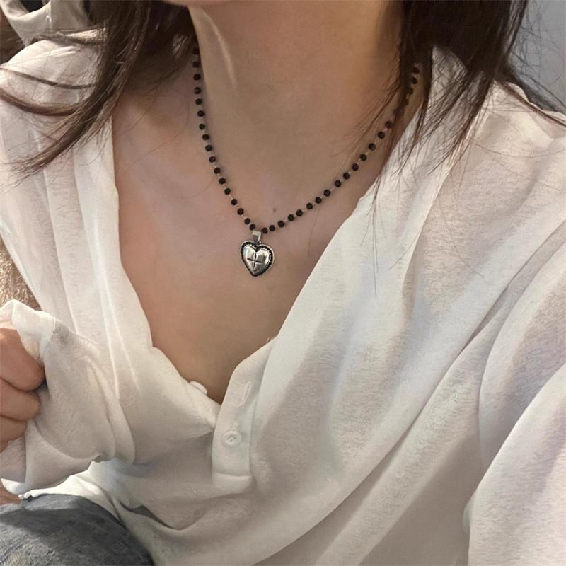Vintage Y2k Black Love Heart Cross Pendant Snake Chain Necklace For Women Fashion Party Zircon Accessories
Vintage Y2k Black Love Heart Cross Pendant Snake Chain Necklace For Women Fashion Party Zircon Accessories
