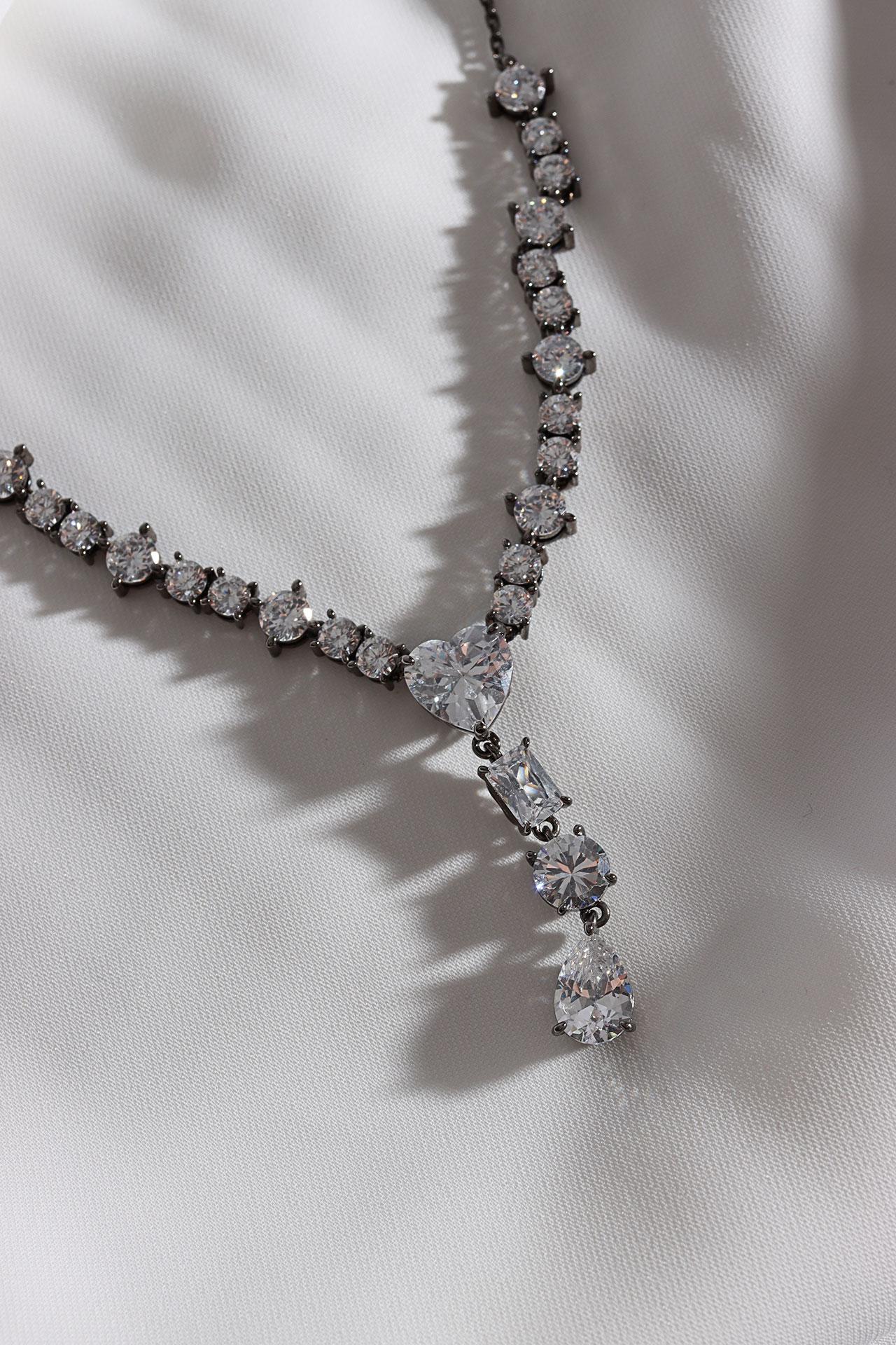 Ожерелье вечернего платья с белым цирконом антрацитового цвета