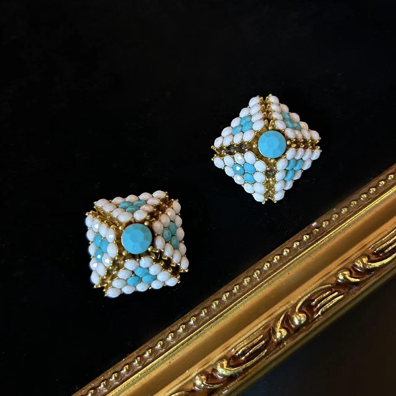 Distressed Natural Stone Pyramid Ear Clips: Hollowed-Out Retro Earrings for High-End Women’s Autumn and Winter Jewelry No Specific Size
Distressed Natural Stone Pyramid Ear Clips: Hollowed-Out Retro Earrings for High-End Women’s Autumn and Winter Jewelry No Specific Size