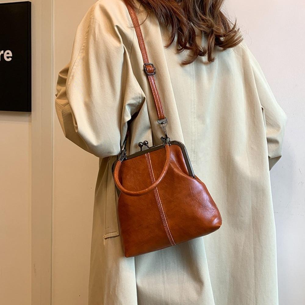 Elegant Kiss Lock Shoulder Bag Large Capacity PU Leather Chinese Style Crossbody Bag Solid Color Retro Vintage Women s Handbag
Elegant Kiss Lock Shoulder Bag Large Capacity PU Leather Chinese Style Crossbody Bag Solid Color Retro Vintage Women s Handbag