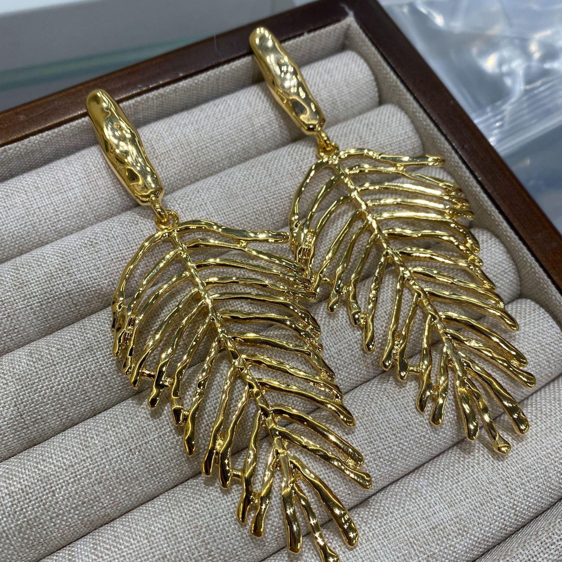 Personality Exaggerated Street Shot Hollow Leaf Earrings Women S Fashion Trend Light Luxury Banquet Stud Earrings Earrings
Personality Exaggerated Street Shot Hollow Leaf Earrings Women S Fashion Trend Light Luxury Banquet Stud Earrings Earrings