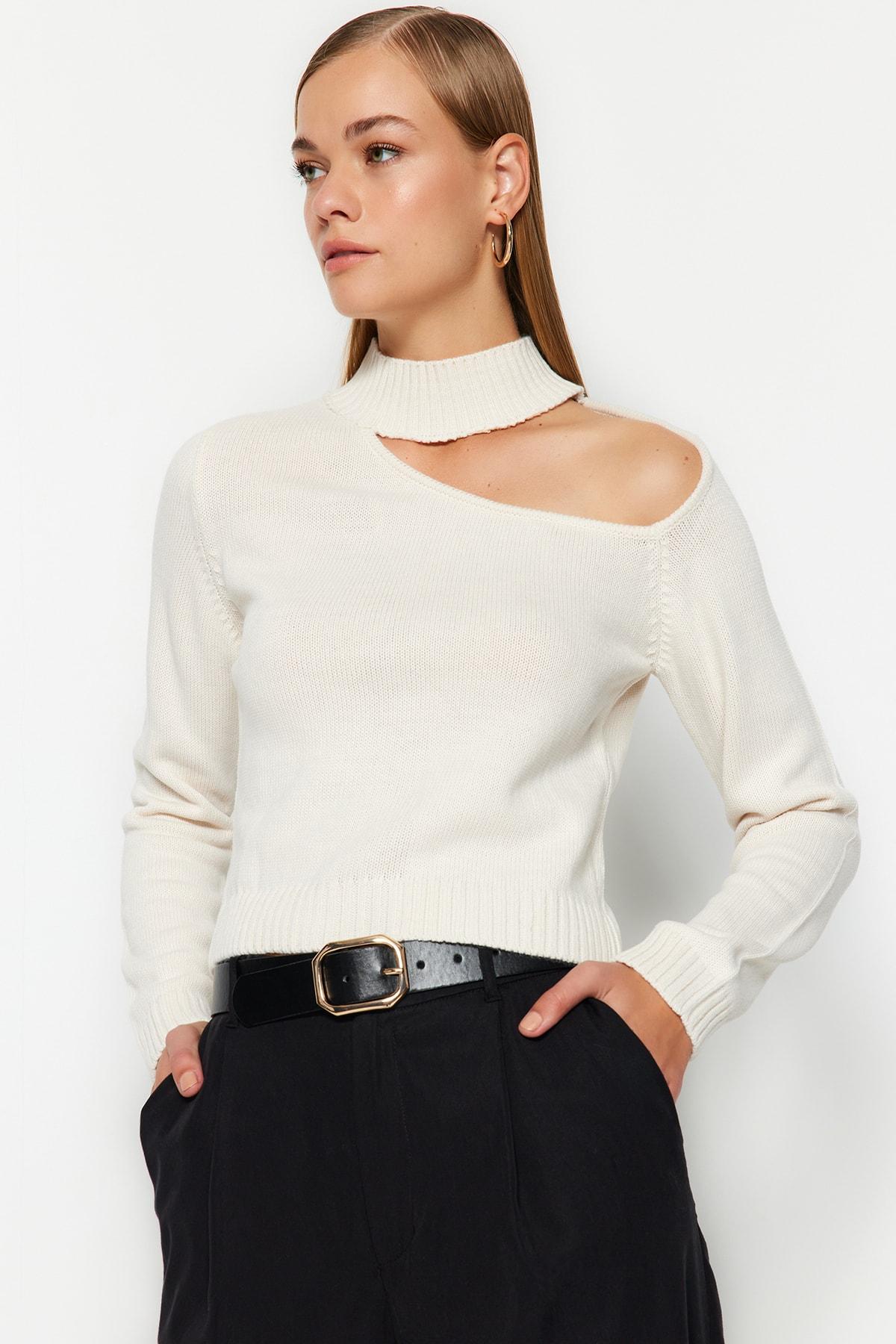 Бежевый трикотаж с воротником стойкой TWOAW24KZ00596..
Бежевый трикотаж с воротником стойкой TWOAW24KZ00596..