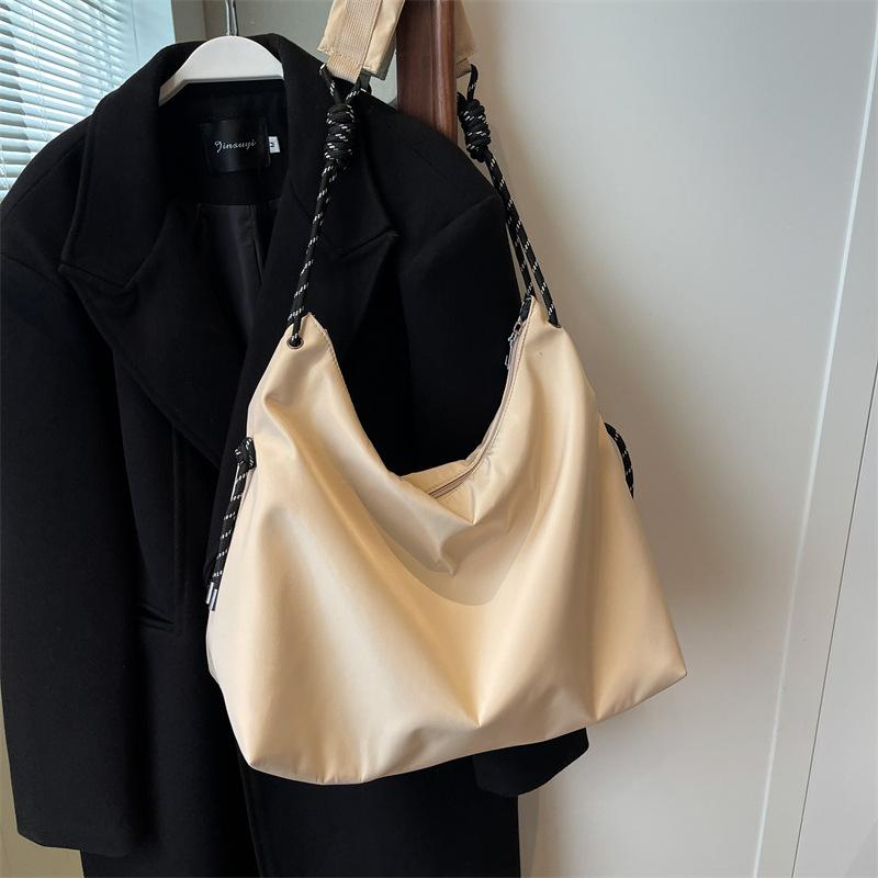 New handbag, nylon cloth bag, large-capacity student class shoulder bag, simple and versatile waterproof cloth bag.
New handbag, nylon cloth bag, large-capacity student class shoulder bag, simple and versatile waterproof cloth bag.