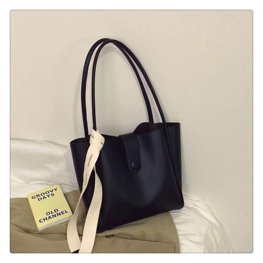 Bag women s new tote bag large capacity mother and child bag two-piece set retro armpit bag commuting autumn and winter versatile Single pack + streamer чорний
Bag women s new tote bag large capacity mother and child bag two-piece set retro armpit bag commuting autumn and winter versatile Single pack + streamer чорний