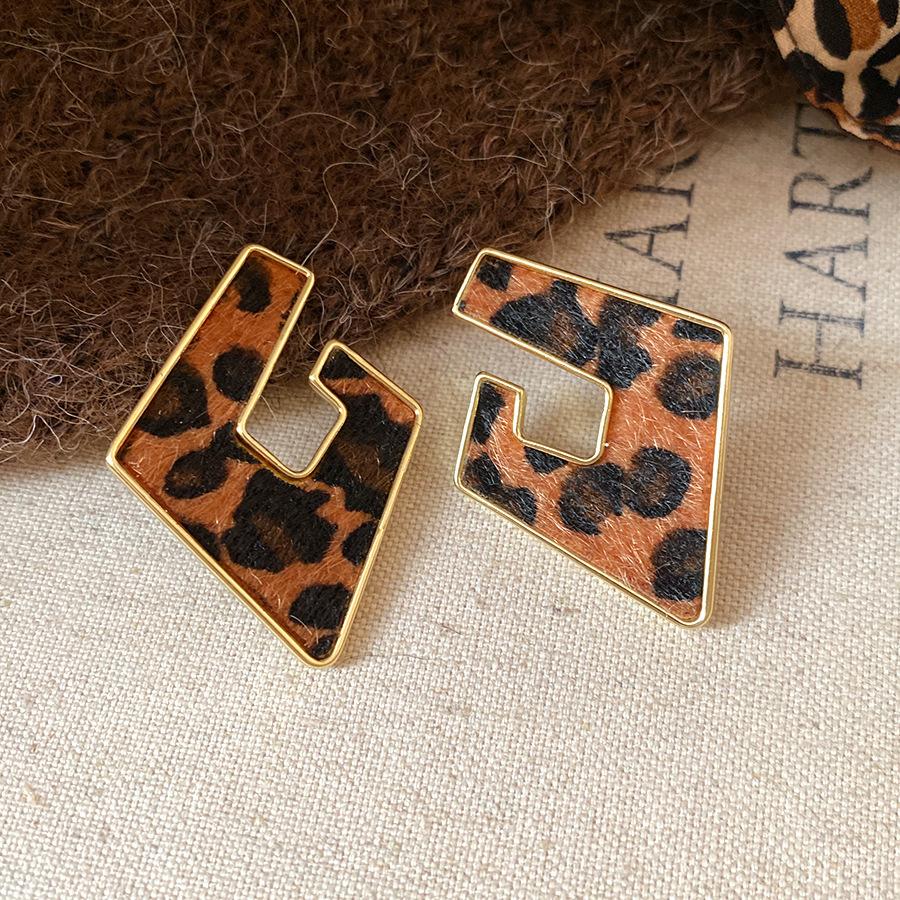 Silver needle leopard print hollow oval simple fashion earrings light luxury high-end earrings European and American niche versatile earrings
Silver needle leopard print hollow oval simple fashion earrings light luxury high-end earrings European and American niche versatile earrings