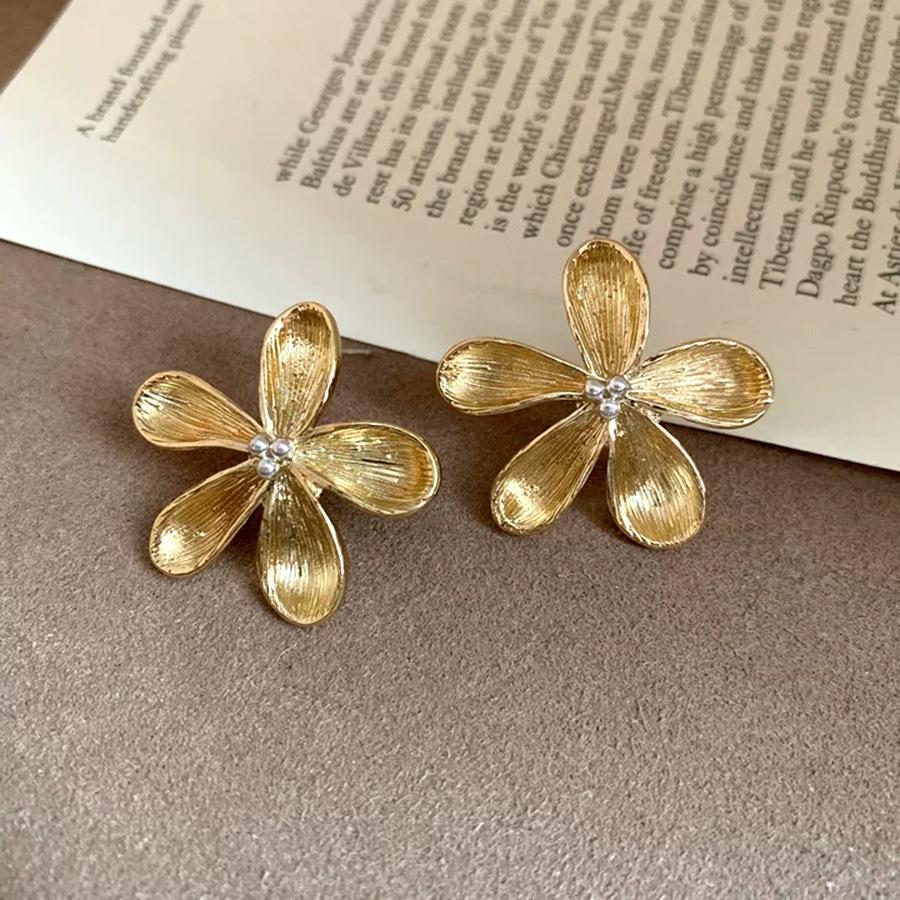 Korean ins style silver needle flower stud earrings simple fashion versatile temperament earrings light luxury high-end niche earrings
Korean ins style silver needle flower stud earrings simple fashion versatile temperament earrings light luxury high-end niche earrings