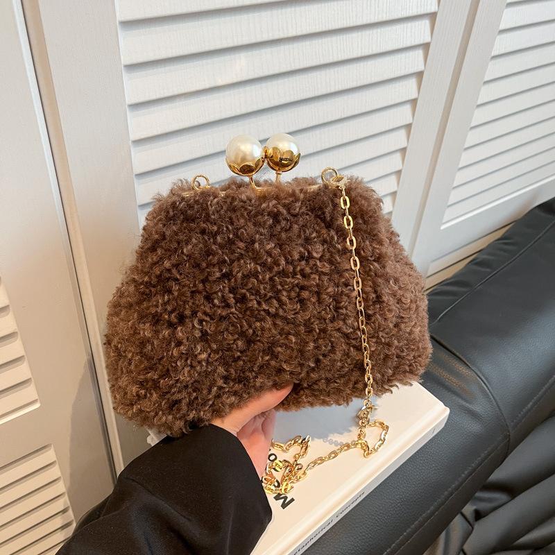 Korean Plush Shell Shoulder Crossbody Bags For Women 2025 Winter Cotton Cute Shoulder Bags Large Capacity Commuter Handbags 16-23-10CM кавовий
Korean Plush Shell Shoulder Crossbody Bags For Women 2025 Winter Cotton Cute Shoulder Bags Large Capacity Commuter Handbags 16-23-10CM кавовий
