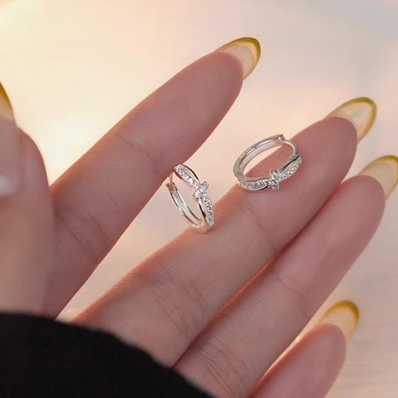 2025 Light Luxury Twisted Hoop Earrings: High-End, Versatile Ear Hoops & Simple Ear Cuffs for Pierced Ears
2025 Light Luxury Twisted Hoop Earrings: High-End, Versatile Ear Hoops & Simple Ear Cuffs for Pierced Ears