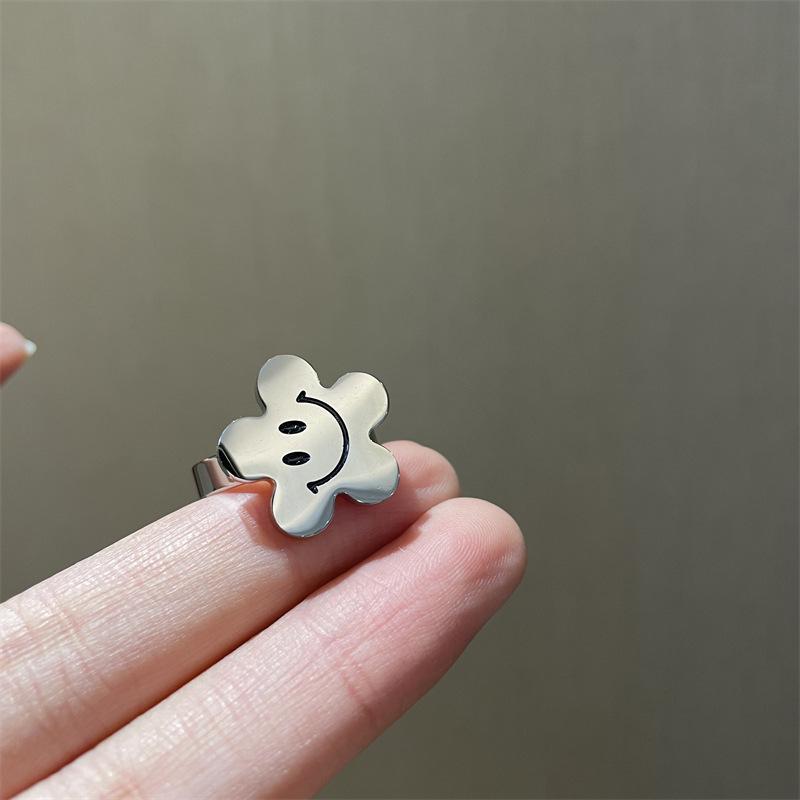 Матовое трендовое кольцо с улыбающимся подсолнухом, геометрическое, регулируемое, медное, для женщин, стильное, модное
Матовое трендовое кольцо с улыбающимся подсолнухом, геометрическое, регулируемое, медное, для женщин, стильное, модное