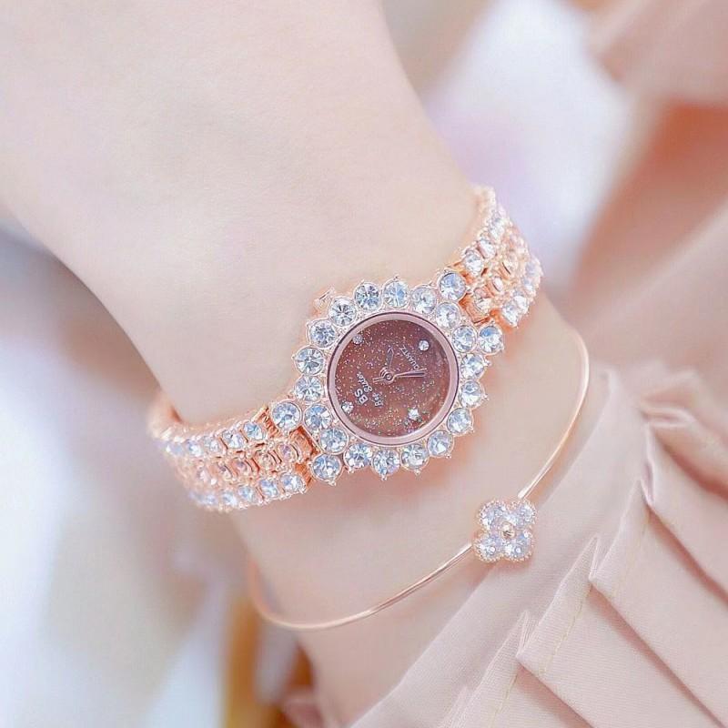 Изысканные женские часы на цепочке, зеленые, синие, кофейные, инкрустированные бриллиантами, для вечеринки, офиса, свадьбы, помолвки
Изысканные женские часы на цепочке, зеленые, синие, кофейные, инкрустированные бриллиантами, для вечеринки, офиса, свадьбы, помолвки