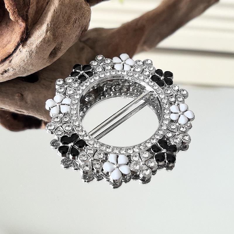 Metal Collar Tips with Pearl and Rhinestone Embellishments Decorative Shirt Collar Accessories for Clothing Decoration and Enhancement One Size
Metal Collar Tips with Pearl and Rhinestone Embellishments Decorative Shirt Collar Accessories for Clothing Decoration and Enhancement One Size