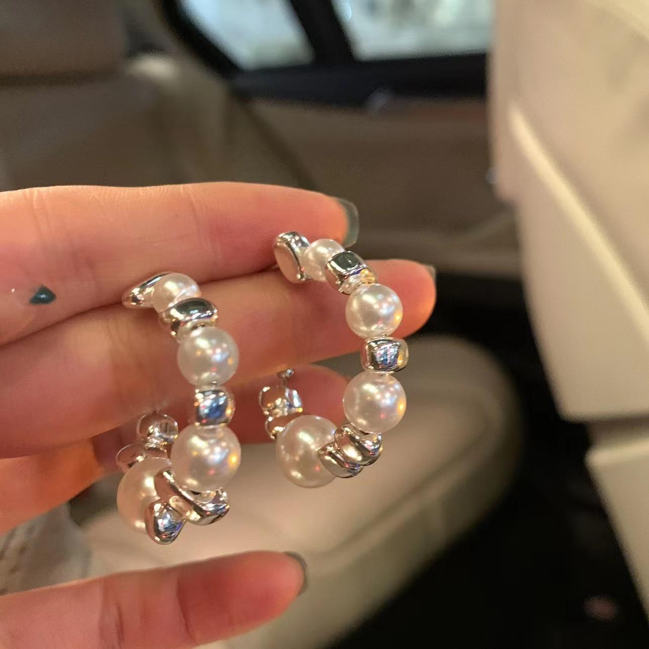 Korean Light Luxury Pearl Broken Tremella Ring C-Type Stud Earrings, Female Temperament Versatile Fashion Niche Design High-End Earrings
Korean Light Luxury Pearl Broken Tremella Ring C-Type Stud Earrings, Female Temperament Versatile Fashion Niche Design High-End Earrings