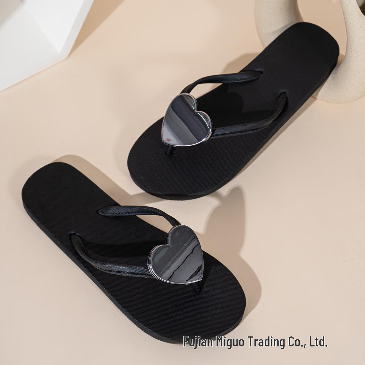 Stylish and versatile women s flip-flops, perfect for the beach and loved by internet celebrities for their attractive design. 40/41
Stylish and versatile women s flip-flops, perfect for the beach and loved by internet celebrities for their attractive design. 40/41