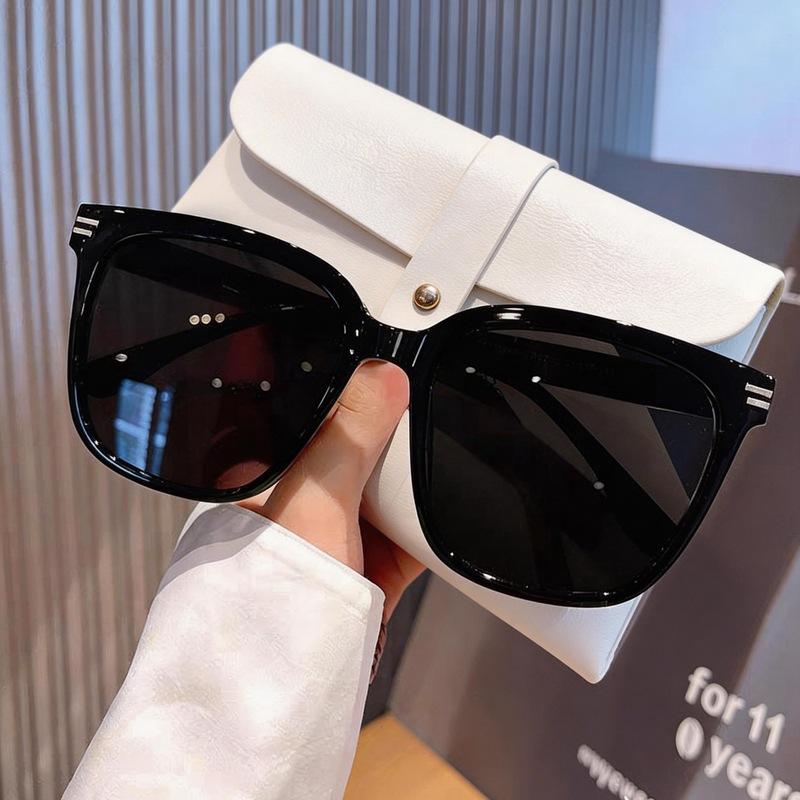 TR Ultra-light polarized glasses for women, new high-end style, face-slimming sunglasses, UV protection, retro black frame sunglasses for men TR Ultra-light frame+High
TR Ultra-light polarized glasses for women, new high-end style, face-slimming sunglasses, UV protection, retro black frame sunglasses for men TR Ultra-light frame+High