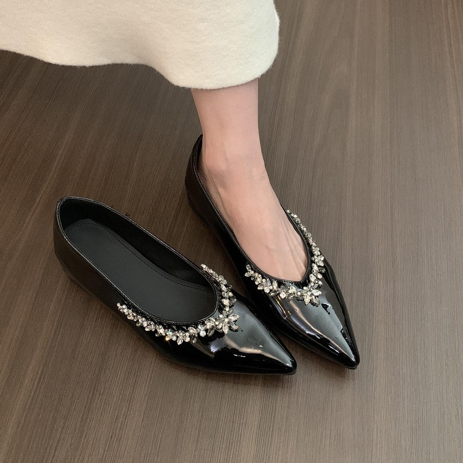 Rhinestone pointed shallow mouth shoes women s shoes increase height in spring commuting shoes 35
Rhinestone pointed shallow mouth shoes women s shoes increase height in spring commuting shoes 35