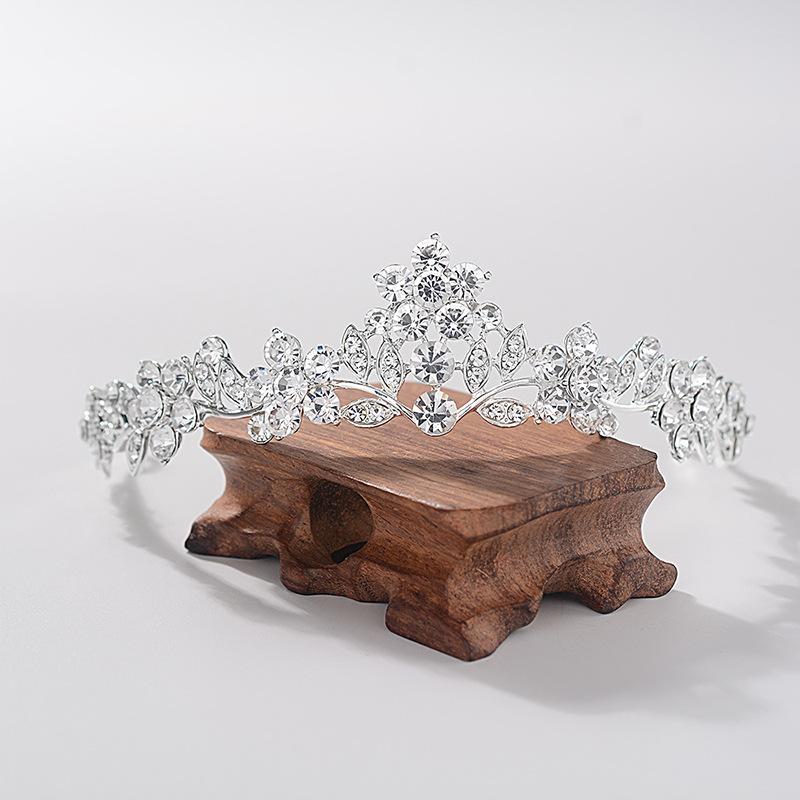 Новая цветочная лоза венок из сплава страз свадебная тиара изысканный цветок день рождения корона свадебные аксессуары
Новая цветочная лоза венок из сплава страз свадебная тиара изысканный цветок день рождения корона свадебные аксессуары