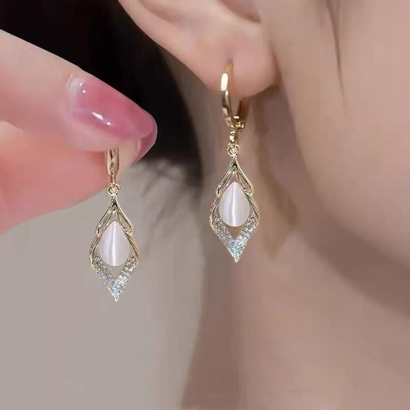 Элегантные серьги-подвески из хрусталя в форме капли воды: Легкий, Универсальный и Модный
Элегантные серьги-подвески из хрусталя в форме капли воды: Легкий, Универсальный и Модный