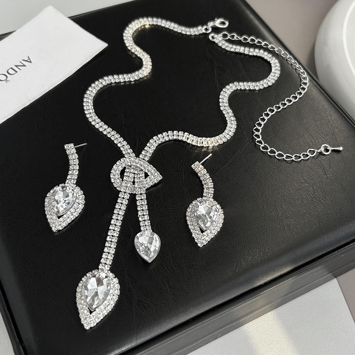Personalized Geometric Water Drop Earrings Women S Light Luxury High-End Cold Wind Diamond Collarbone Chain Jewelry Set
Personalized Geometric Water Drop Earrings Women S Light Luxury High-End Cold Wind Diamond Collarbone Chain Jewelry Set