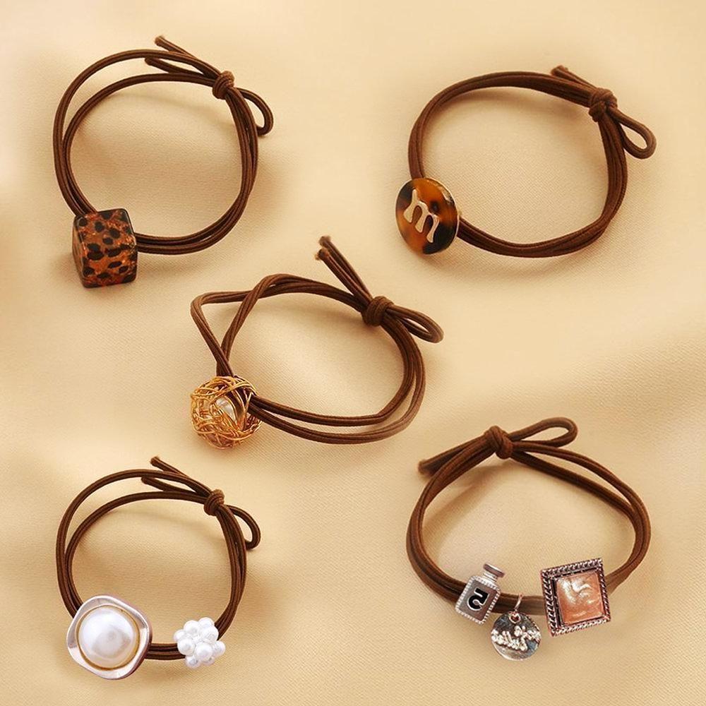 Набор из 5 красивых резинок для волос для женщин
Набор из 5 красивых резинок для волос для женщин