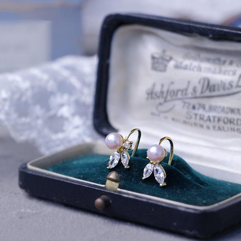 Temperamental Light Luxury Geometric Diamond Pearl S925 Sterling Silver Earrings 925 Silver
Temperamental Light Luxury Geometric Diamond Pearl S925 Sterling Silver Earrings 925 Silver