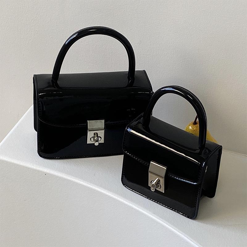 Новая лакированная кожаная квадратная сумка для женщин Японская и корейская модная сумка через плечо Ins с цепочкой, высококачественная сумка с замком для женщин Small
Новая лакированная кожаная квадратная сумка для женщин Японская и корейская модная сумка через плечо Ins с цепочкой, высококачественная сумка с замком для женщин Small