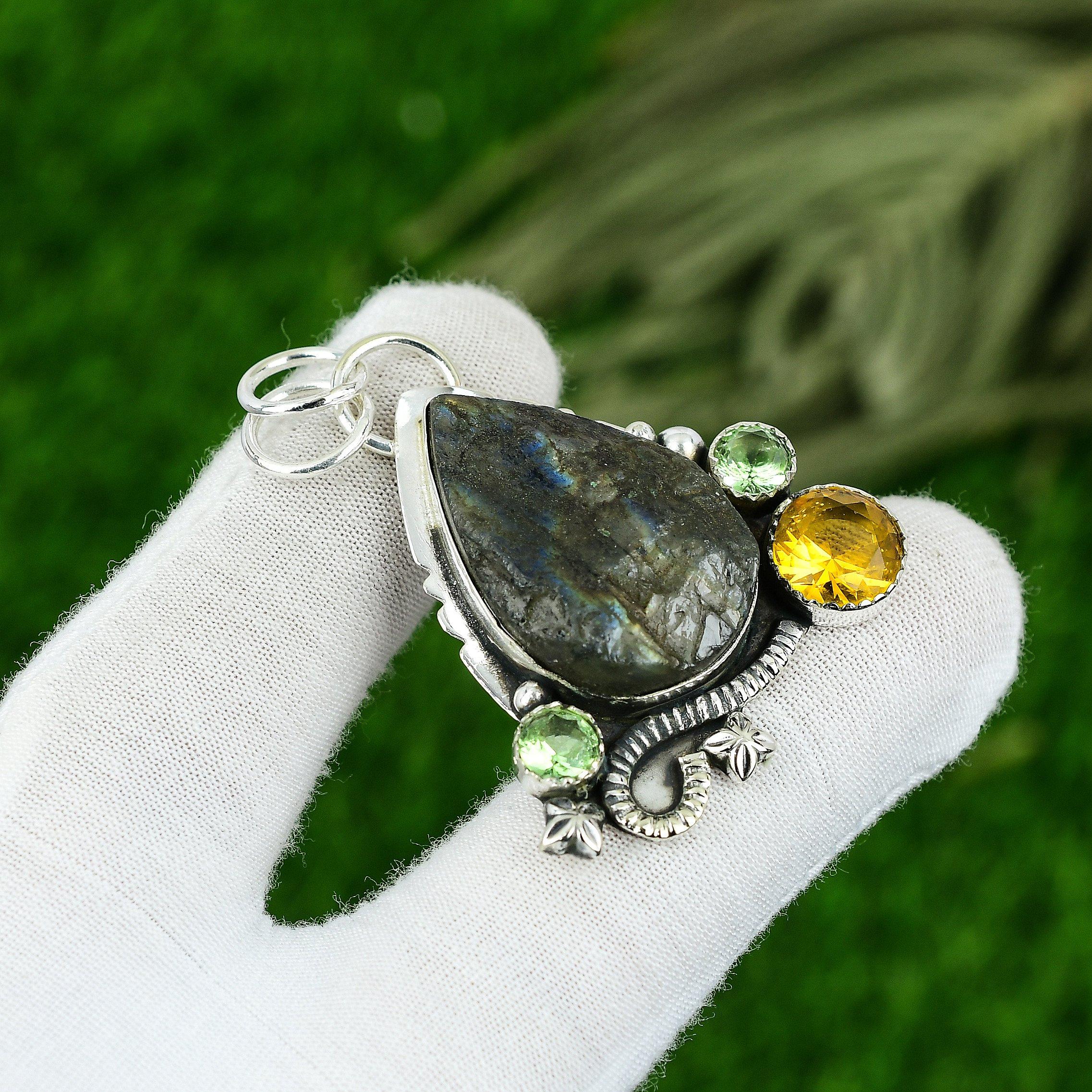 Natural Labradorite Rough Gemstone Pendant 925 Sterling Silver Jewelry For Girls
Natural Labradorite Rough Gemstone Pendant 925 Sterling Silver Jewelry For Girls