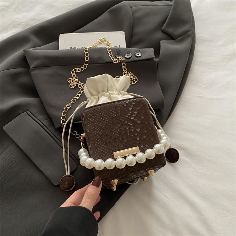 Trendy, fashionable and beautiful, foreign style personalized pearl drawstring bag women s 2025 new portable chain messenger bag
Trendy, fashionable and beautiful, foreign style personalized pearl drawstring bag women s 2025 new portable chain messenger bag