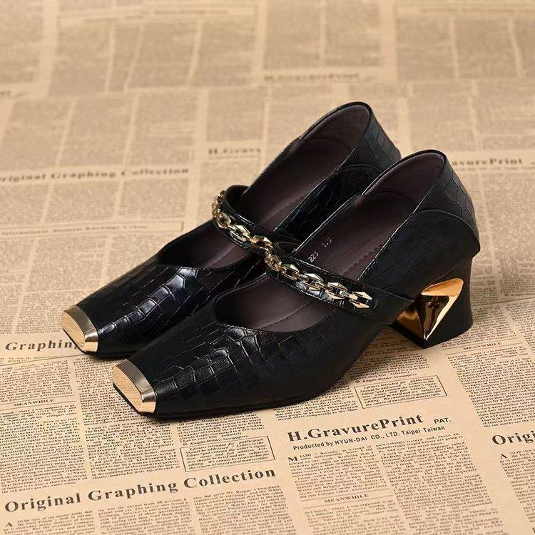 Shallow thick heel single shoes spring and autumn new metal chain soft leather one pedal medium heel small leather shoes versatile 35
Shallow thick heel single shoes spring and autumn new metal chain soft leather one pedal medium heel small leather shoes versatile 35