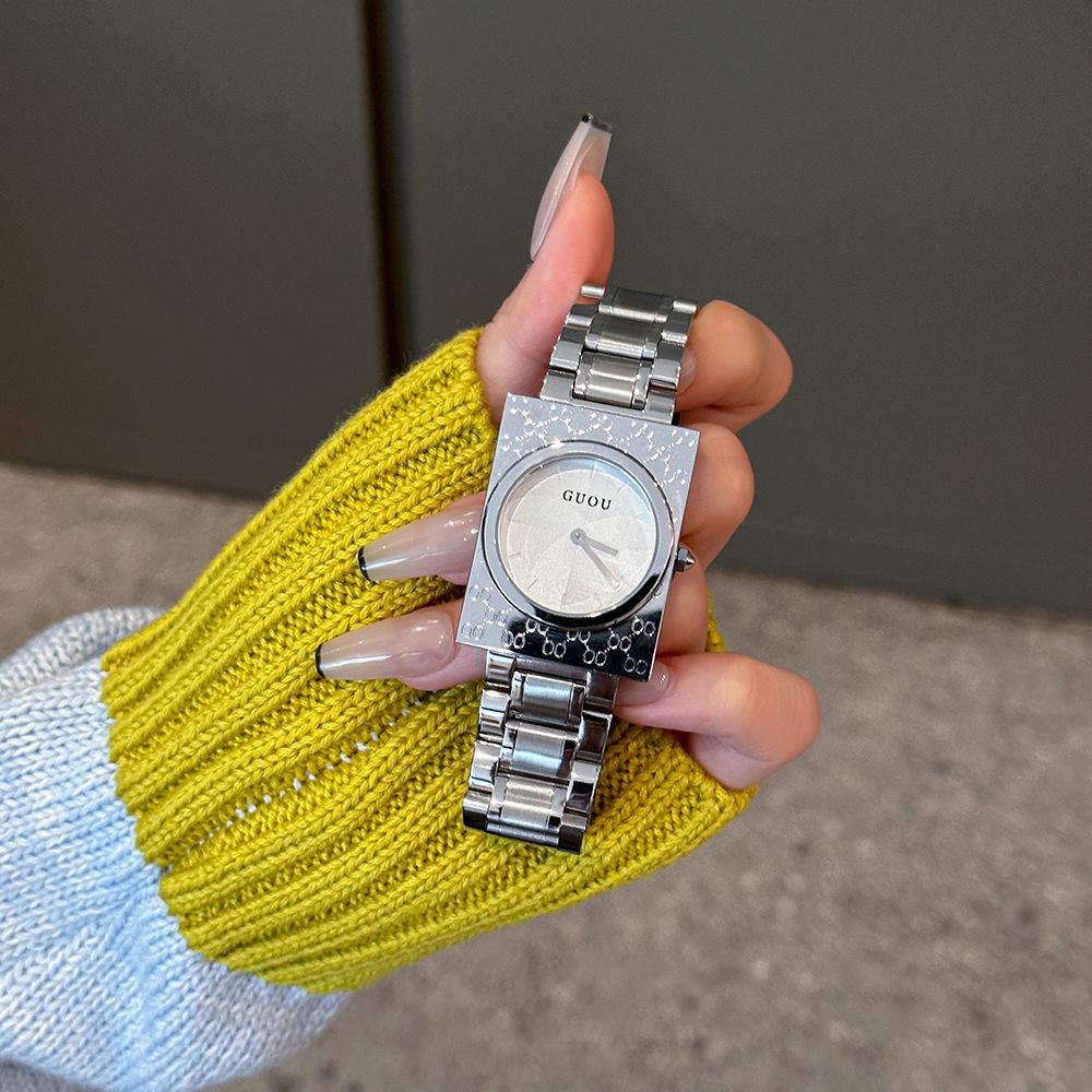 Новые женские часы, простые, универсальные, легкие и роскошные, кварцевые часы, застежка-бабочка, стальной ремешок, маленькие квадратные часы
Новые женские часы, простые, универсальные, легкие и роскошные, кварцевые часы, застежка-бабочка, стальной ремешок, маленькие квадратные часы