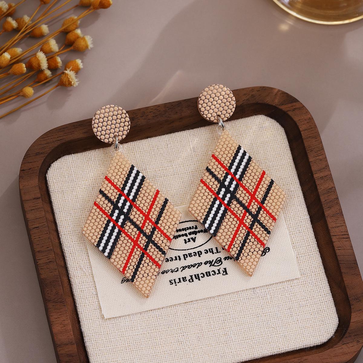 Christmas Star Diamond Check Earrings: High-End Retro Ear Studs
Christmas Star Diamond Check Earrings: High-End Retro Ear Studs