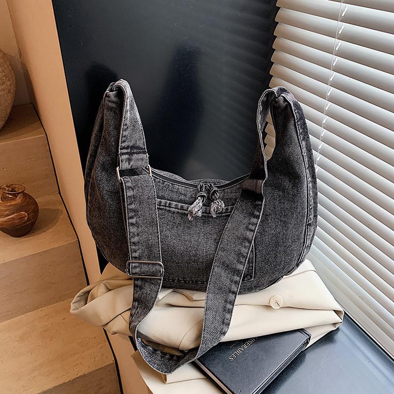 Джинсовая сумка-мессенджер мужская и женская большой вместимости, литературная и ретро сумка-пельмень, ленивый стиль, универсальная, простая, для поездок на работу, на плечо чёрный
Джинсовая сумка-мессенджер мужская и женская большой вместимости, литературная и ретро сумка-пельмень, ленивый стиль, универсальная, простая, для поездок на работу, на плечо чёрный