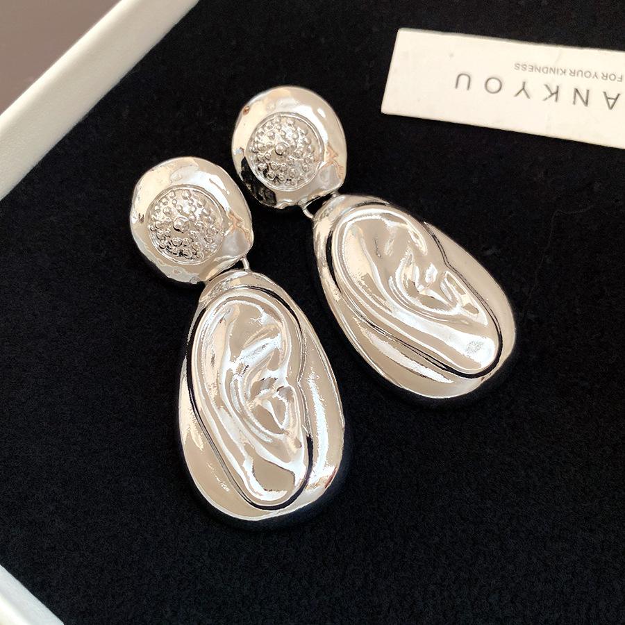 European and American silver needle water drop wrinkle pendant earrings simple fashion exquisite earrings light luxury high-end earrings women
European and American silver needle water drop wrinkle pendant earrings simple fashion exquisite earrings light luxury high-end earrings women