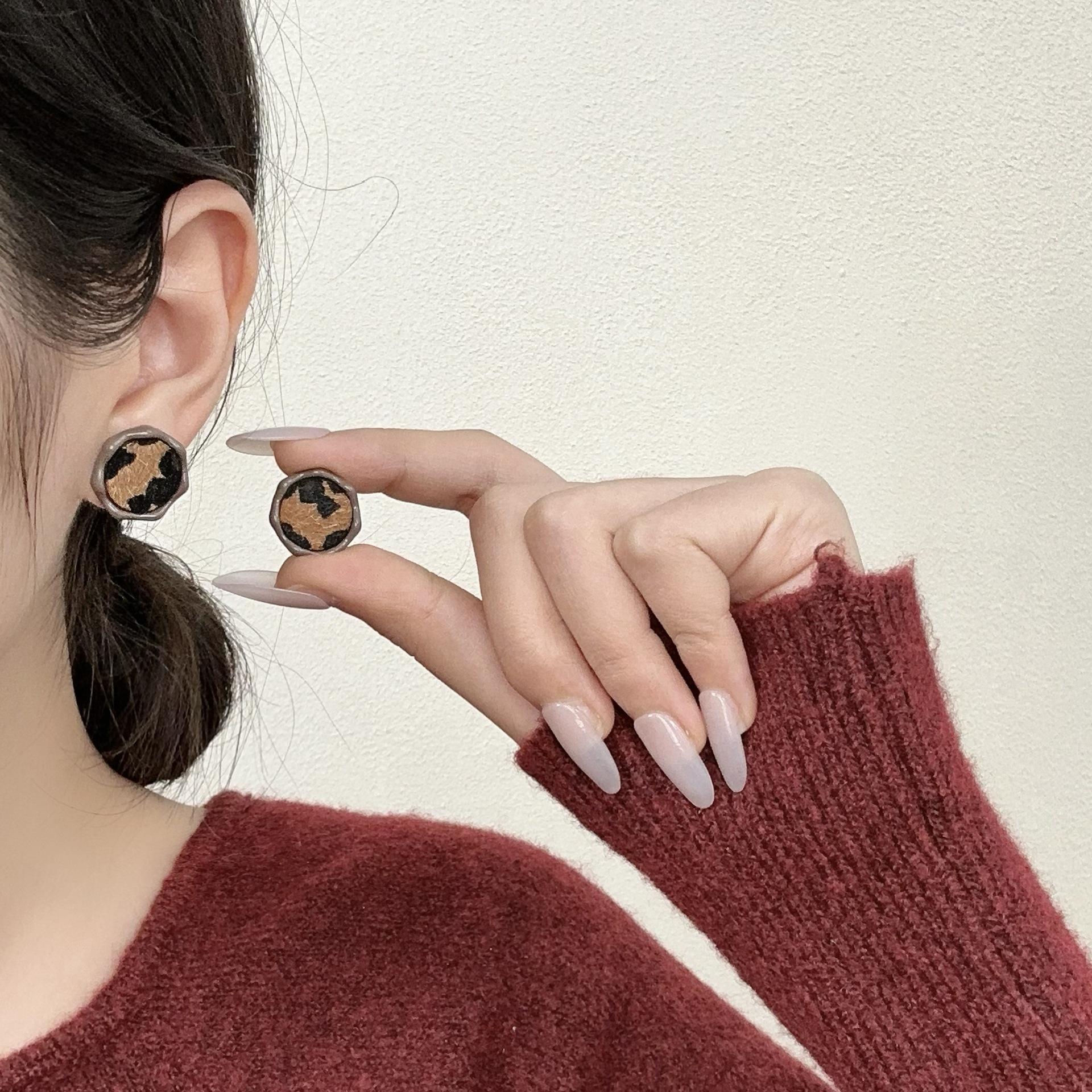 2026 Fashion Leopard Print Round Stud Earrings for Women Girl Exquisite Compact Small Earrings Daily Commute Jewelry Accessories
2026 Fashion Leopard Print Round Stud Earrings for Women Girl Exquisite Compact Small Earrings Daily Commute Jewelry Accessories